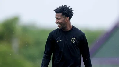 Essencial ao Corinthians e com contrato no fim, Gil gera d&uacute;vida: deve ou n&atilde;o ficar?