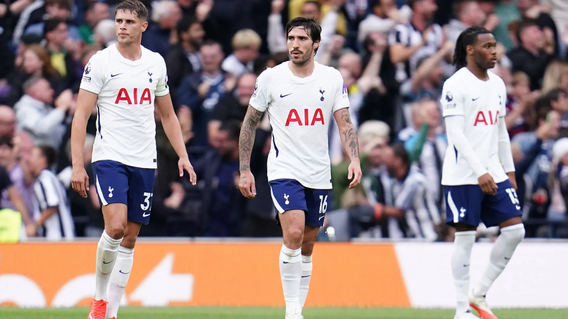 Destiny Udogie, lateral-esquerdo do Tottenham, ao lado de Micky van de Ven e Sandro Tonali ap&oacute;s um gol do Newcastle, durante a partida da Premier League entre Tottenham e Newcastle, em Londres, no Reino Unido, em 29 de agosto de 2026.