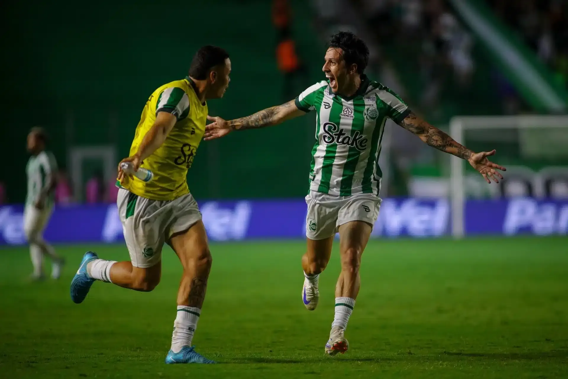 Jean Carlos comemora gol pelo Juventude