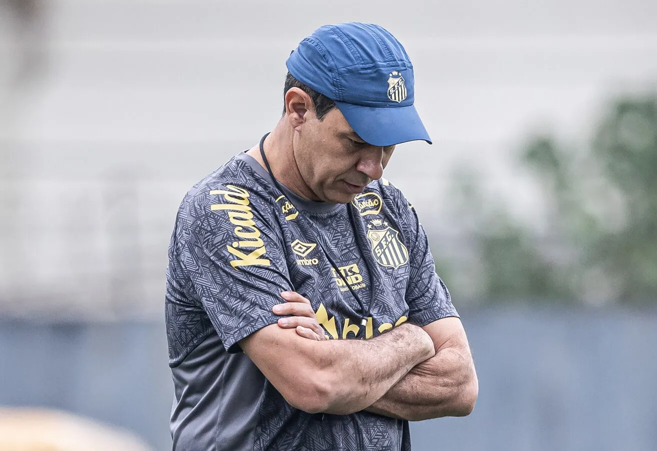Fabio Carille de bra&ccedil;os cruzados no CT Rei Pel&eacute;