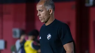 Principal quest&atilde;o a ser resolvida por Diniz pesa em derrota do Vasco com um a mais