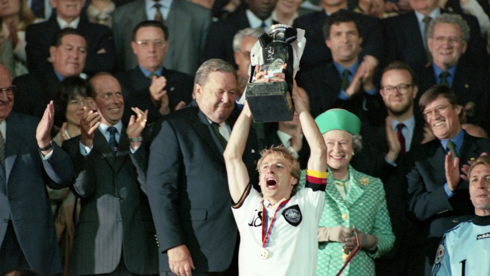 H&aacute; 20 anos, Bierhoff causou a morte s&uacute;bita dos tchecos e deu o tri da Euro &agrave; Alemanha