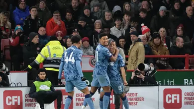 Aston Villa passeia no primeiro tempo, tira o p&eacute; no segundo e goleia o Sheffield na Premier League