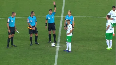 No olho do furac&atilde;o: O descaso no Figueirense e o raro ato de coragem dos jogadores