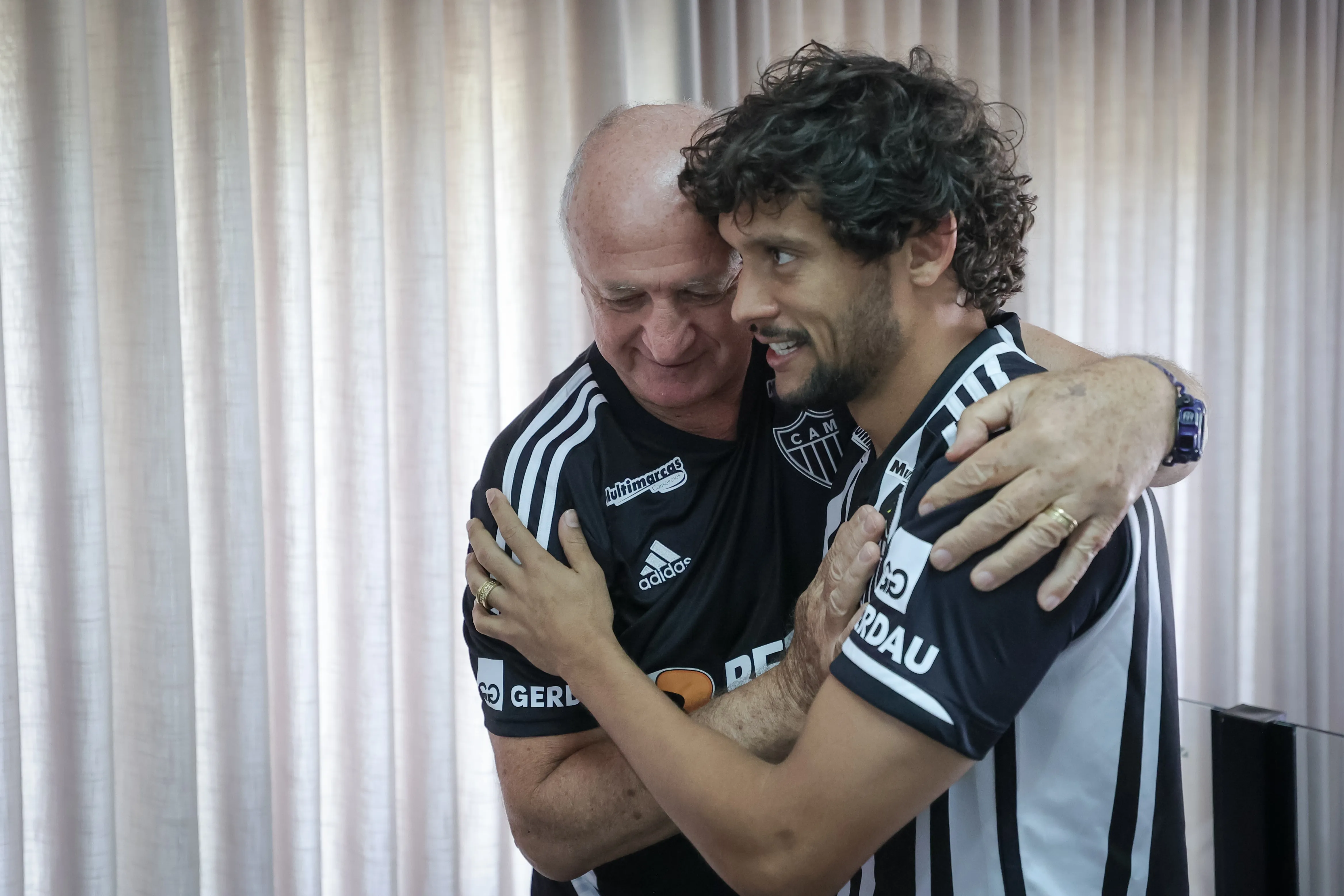 Reencontro de Scarpa e Felip&atilde;o, R&eacute;ver em nova fun&ccedil;&atilde;o e mais: o primeiro dia do Atl&eacute;tico-MG em 2024