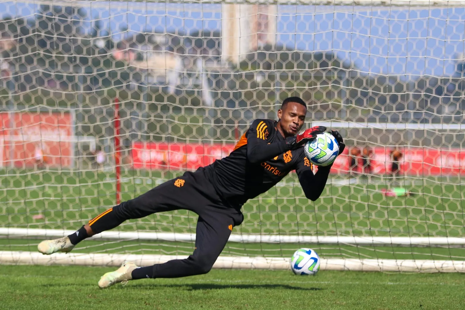 Santos analisa proposta por empr&eacute;stimo de time de Ronaldo por goleiro John