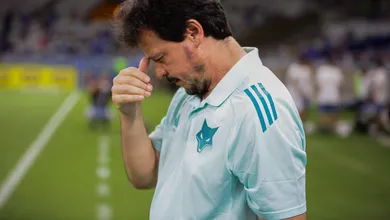 &lsquo;Adeus, Diniz&rsquo;: Torcida do Cruzeiro se revolta com mais um trope&ccedil;o