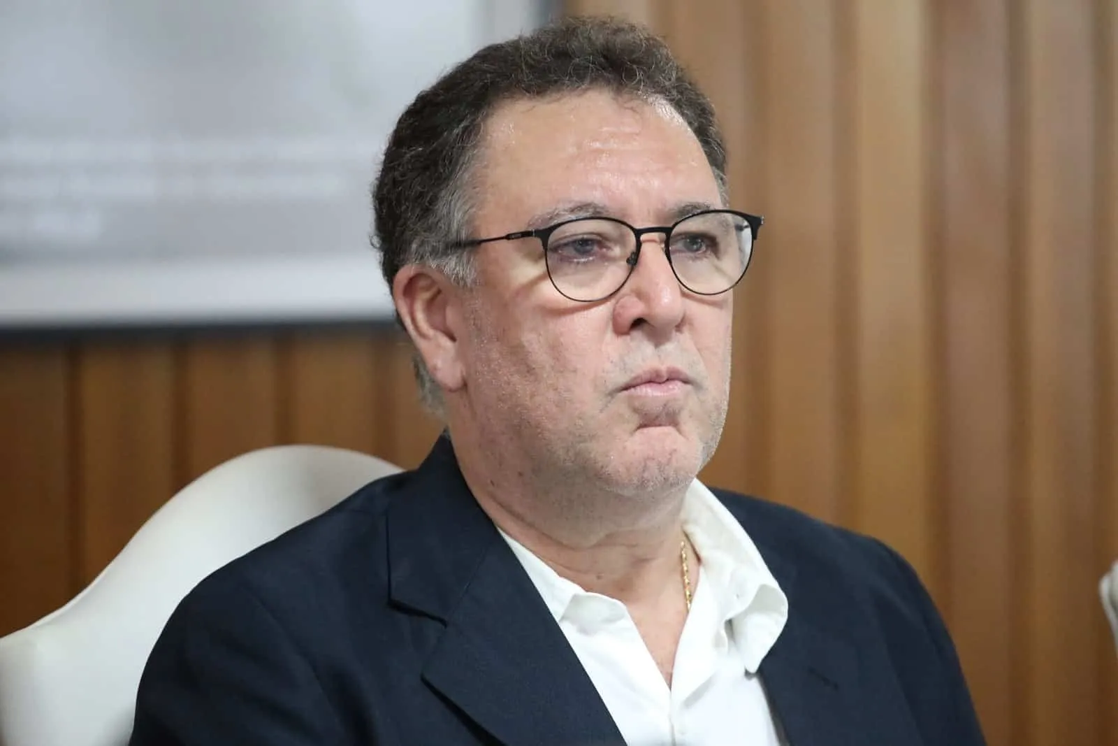 &lsquo;Bustos est&aacute; dificultando&rsquo;: Presidente do Santos tra&ccedil;a estrat&eacute;gias para derrubar o transfer ban