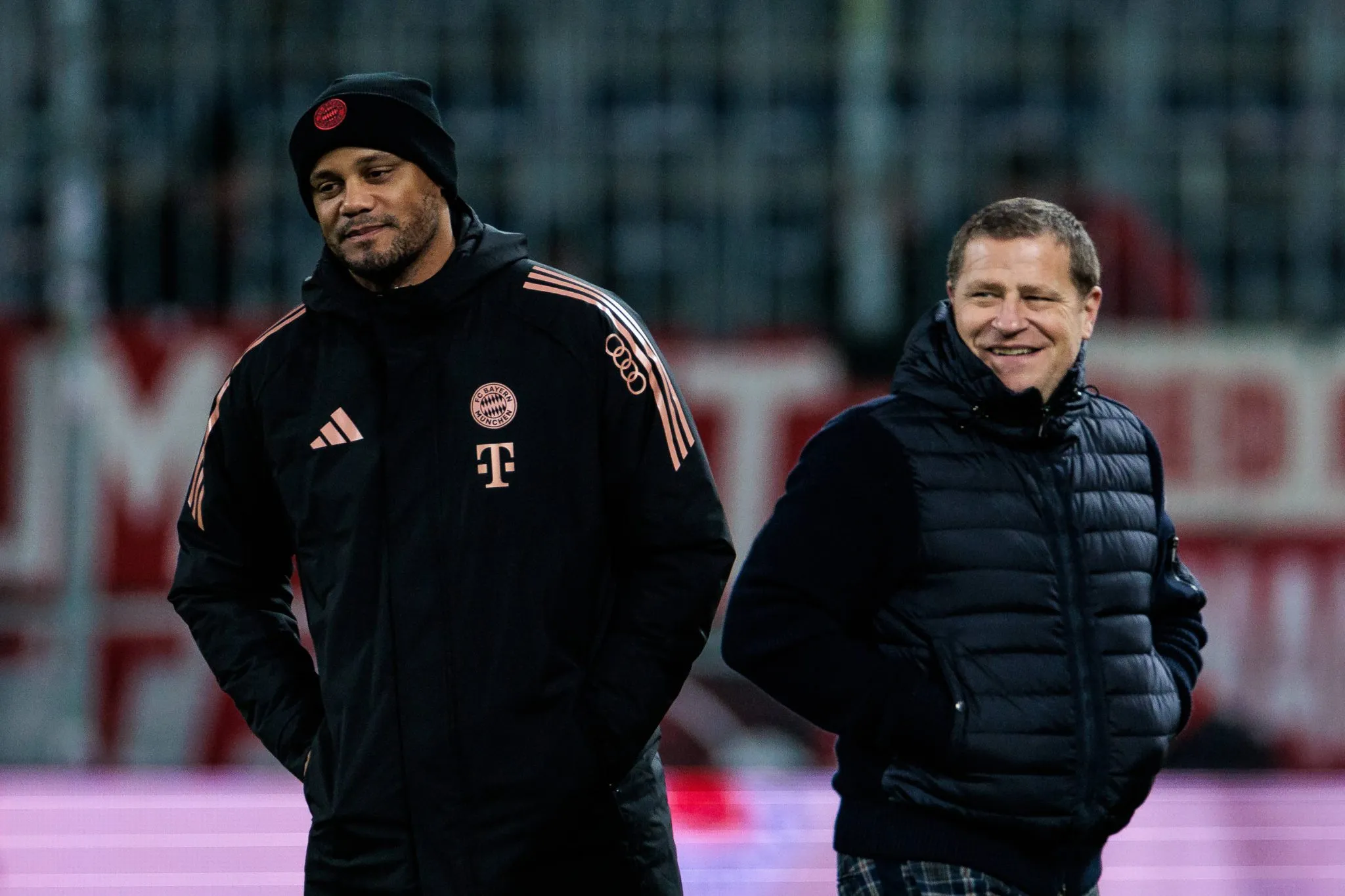 Kompany ao lado do diretor esportivo do Bayern, Max Eberl 