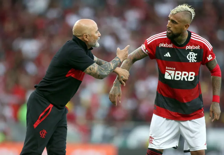 Jorge Sampaoli e Arturo Vidal pelo Flamengo