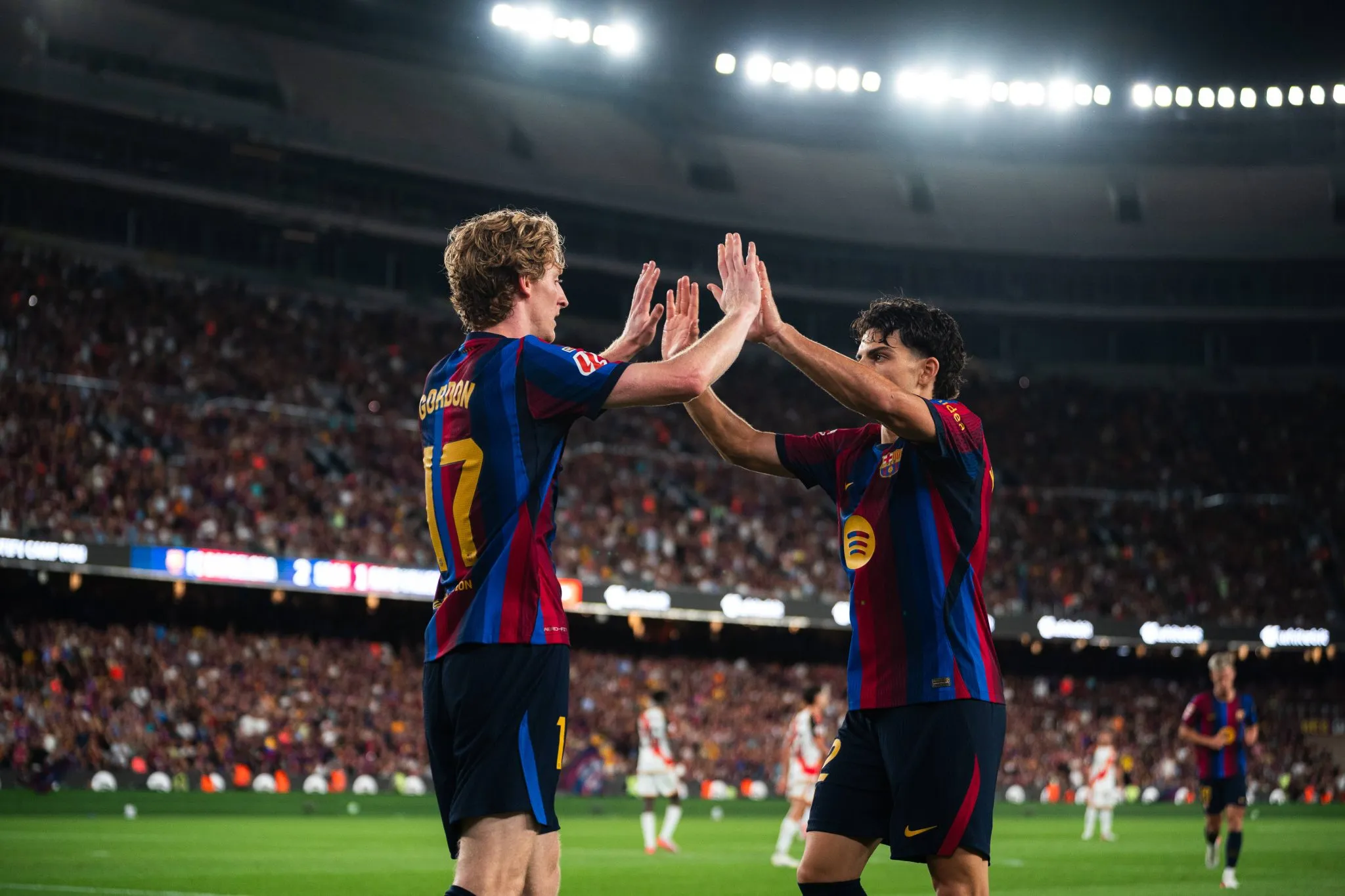 Gordon e Xavi Espart celebram gol do Barcelona