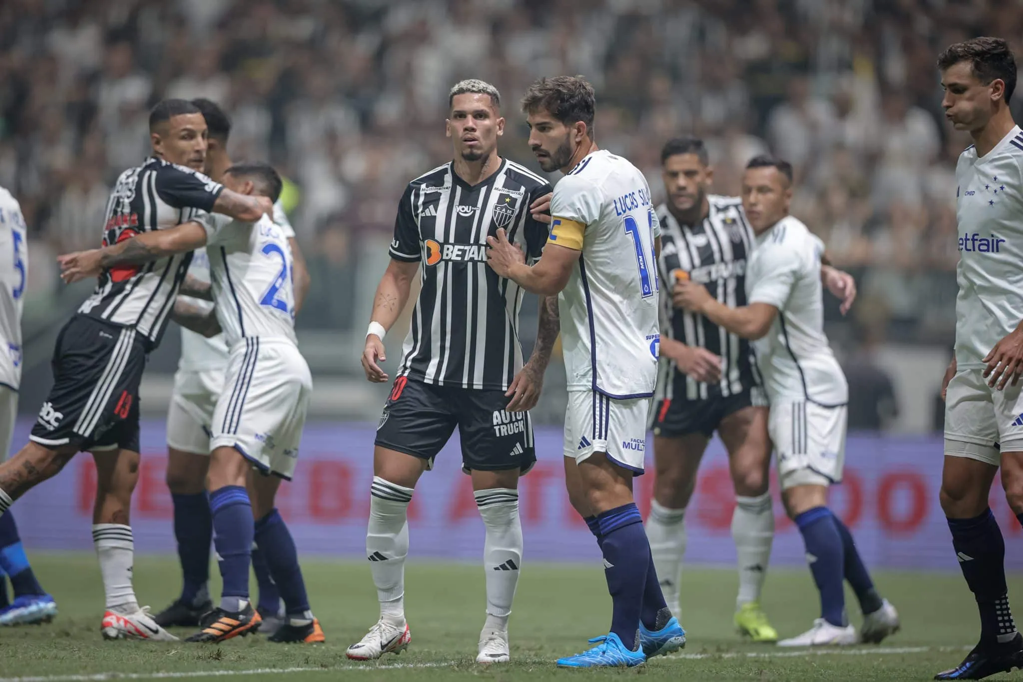 Cl&aacute;ssico contra o Cruzeiro valia honra ao Atl&eacute;tico-MG, mas jogadores n&atilde;o pareceram entender isso