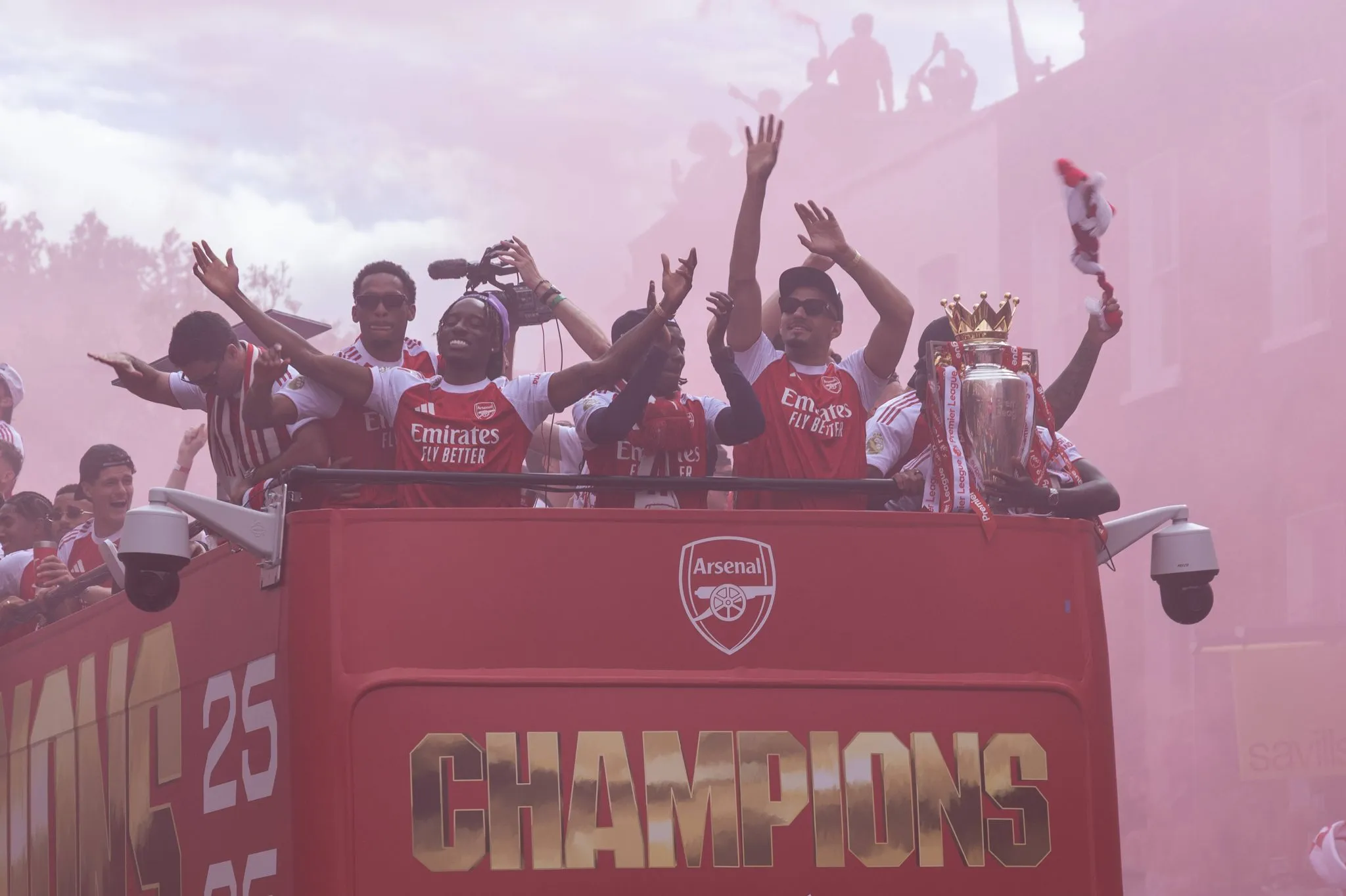 Elenco do Arsenal celebra título da Premier League