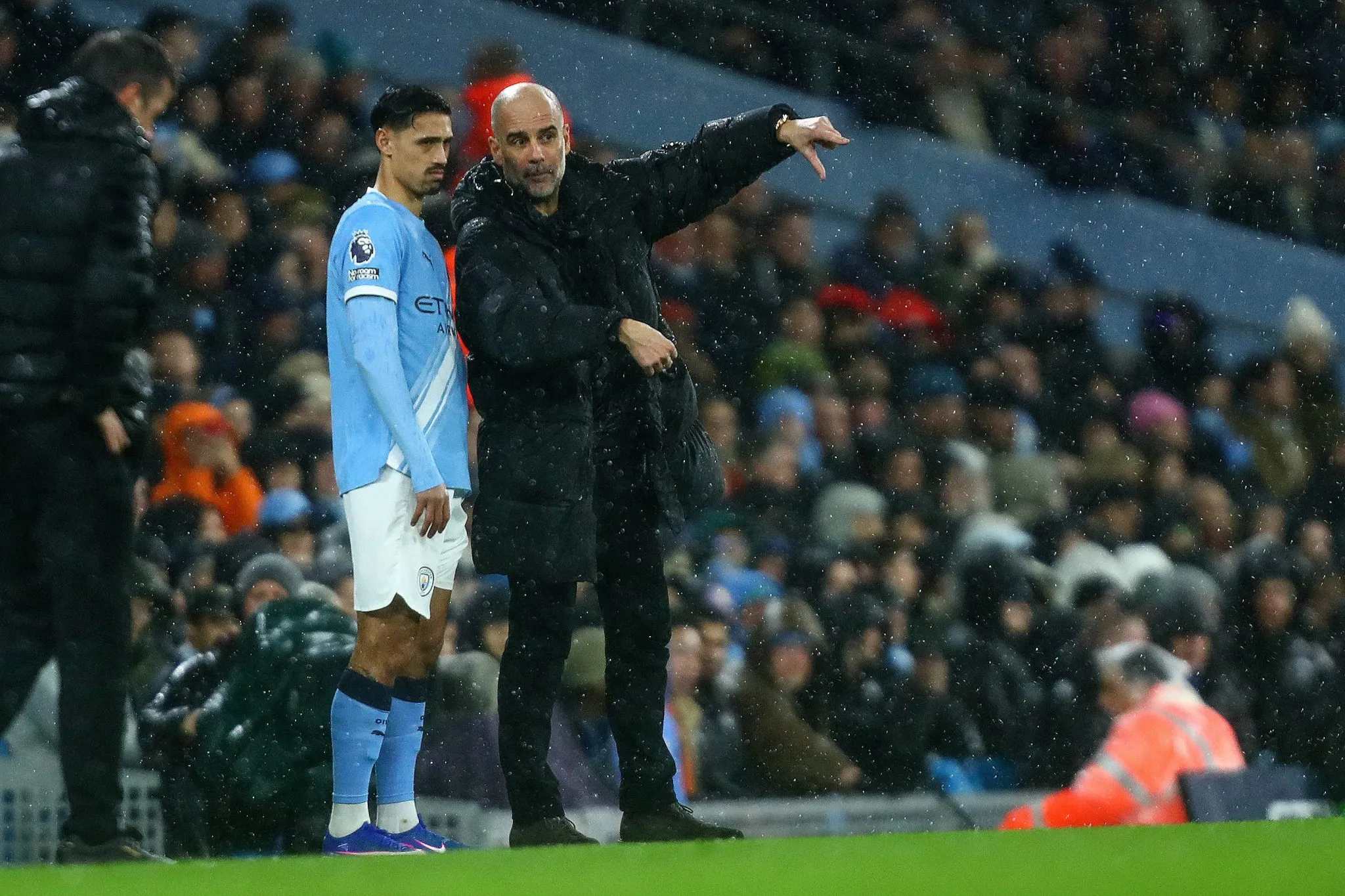 Pep Guardiola e Tijjani Reijnders durante partida do Manchester City (Foto: IMAGO / Every Second Media)