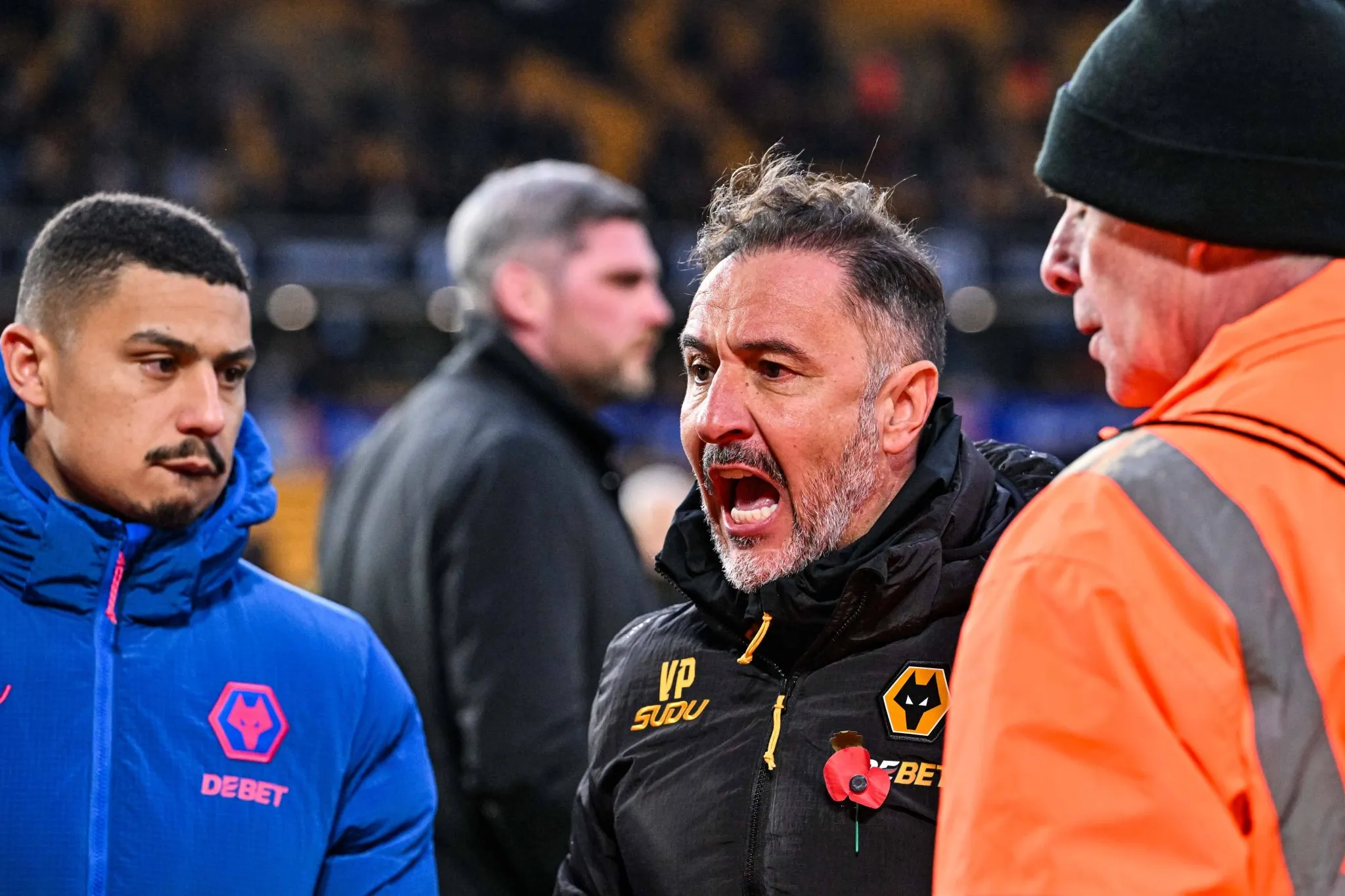 &lsquo;Voc&ecirc; ser&aacute; demitido pela manh&atilde;&rsquo;: V&iacute;tor Pereira &eacute; cobrado por torcida do Wolverhampton