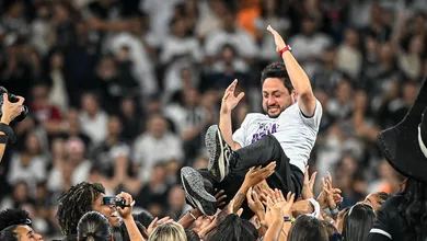 Arthur Elias se despede do Corinthians multicampe&atilde;o: &ldquo;Talvez eu nunca mais viva algo assim&rdquo;