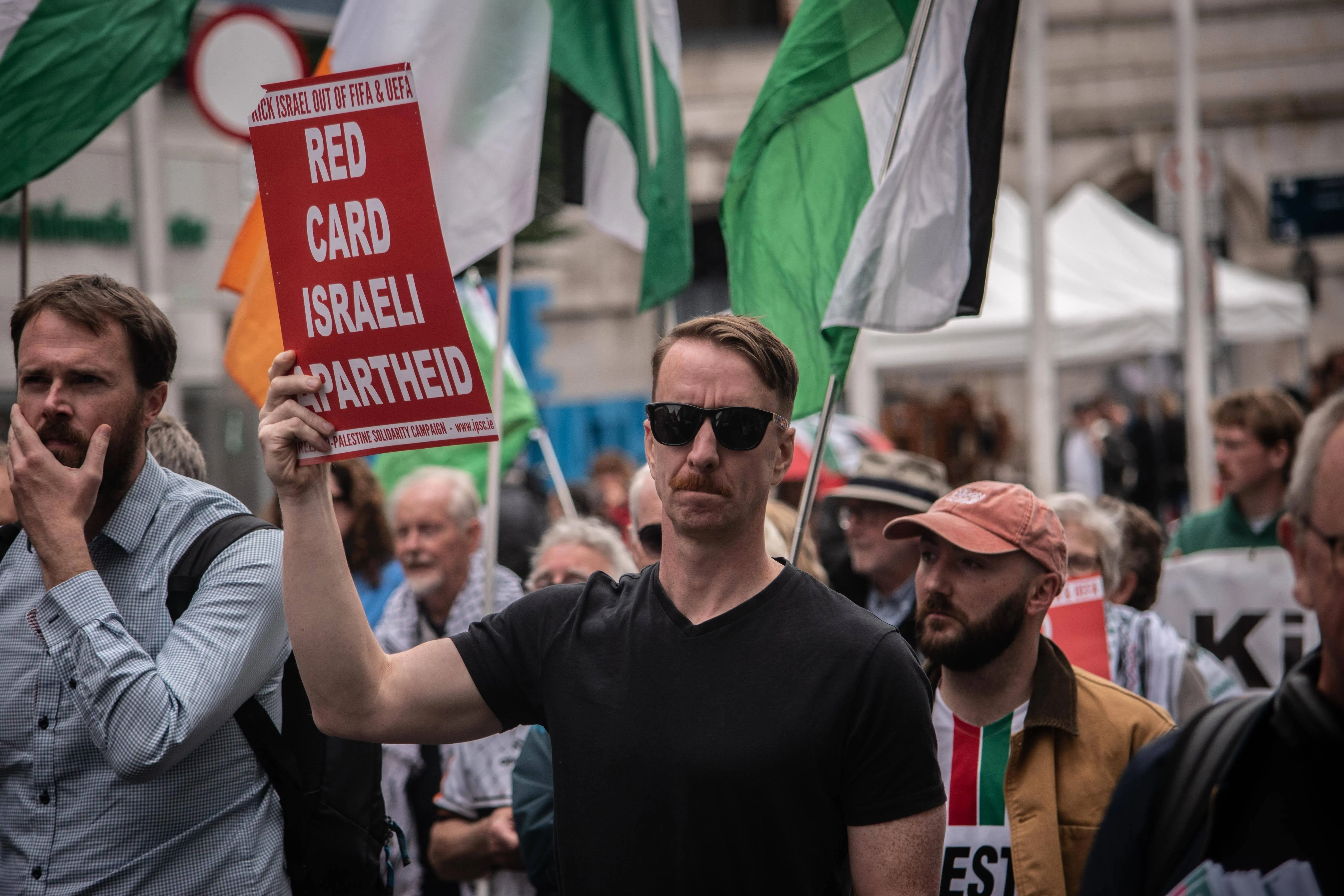 Manifestantes marcham exigindo o cancelamento dos jogos da Irlanda contra Israel na Liga das Nações