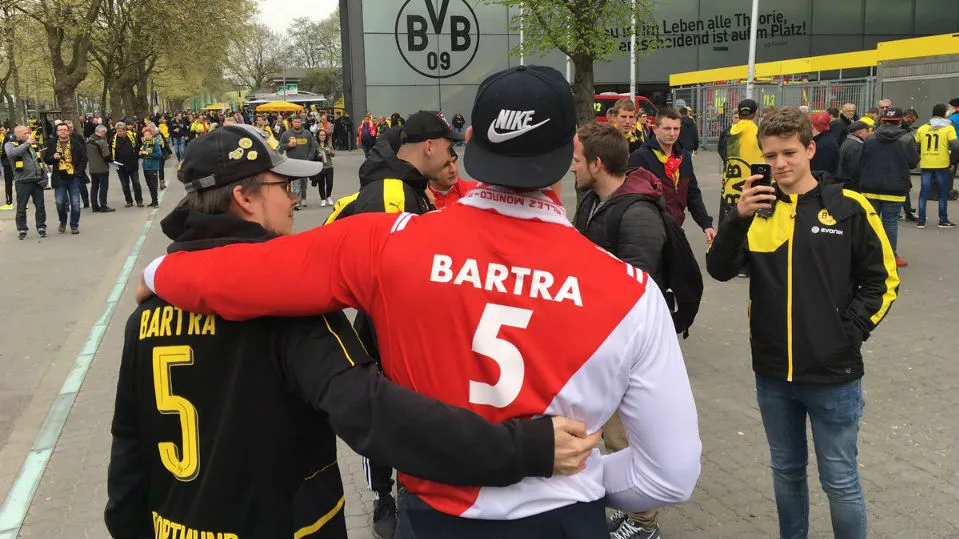 Uma imagem que traduz a for&ccedil;a da solidariedade ap&oacute;s o atentado ao &ocirc;nibus do Dortmund