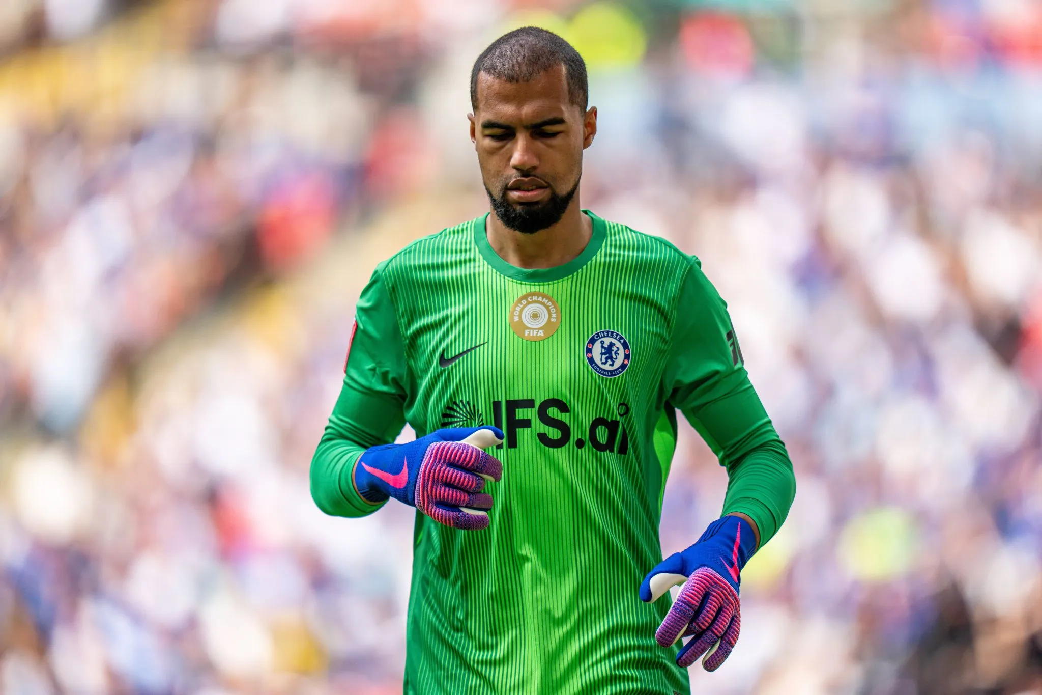 Robert S&aacute;nchez em a&ccedil;&atilde;o pelo Chelsea 