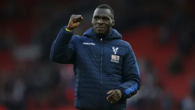 A falta magistral de Coutinho adiantou pouco diante da fome de gols de Benteke em Anfield