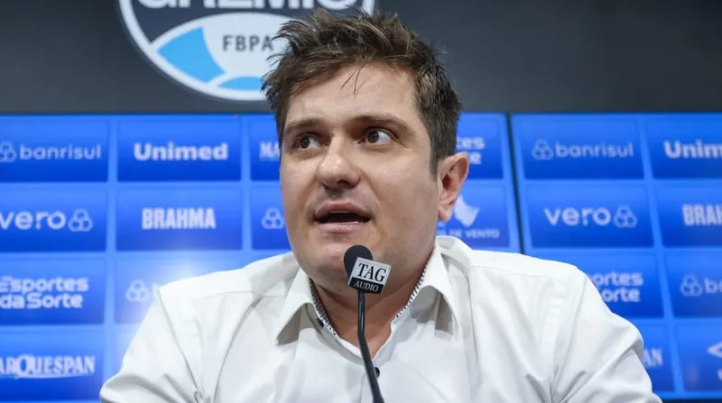 Ant&ocirc;nio Brum, vice-presidente de futebol do Gr&ecirc;mio, em entrevista coletiva no CT Luiz Carvalho