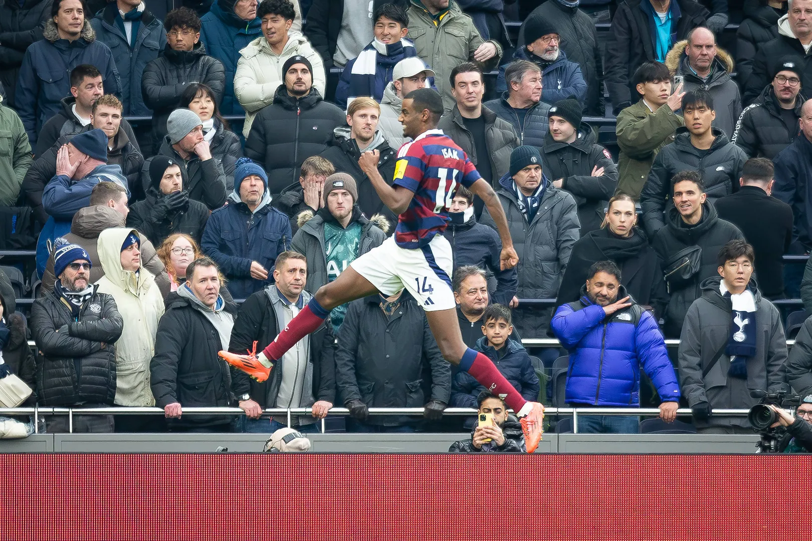 Isak Newcastle Tottenham Premier League