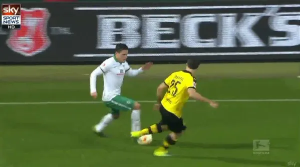 [V&iacute;deo] Junuzovic humilhou Sokratis com tr&ecirc;s canetas no mesmo lance