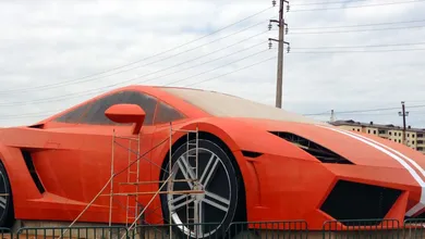 Um jeito estranho de comemorar: Anzhi est&aacute; construindo uma Lamborghini gigante no seu est&aacute;dio