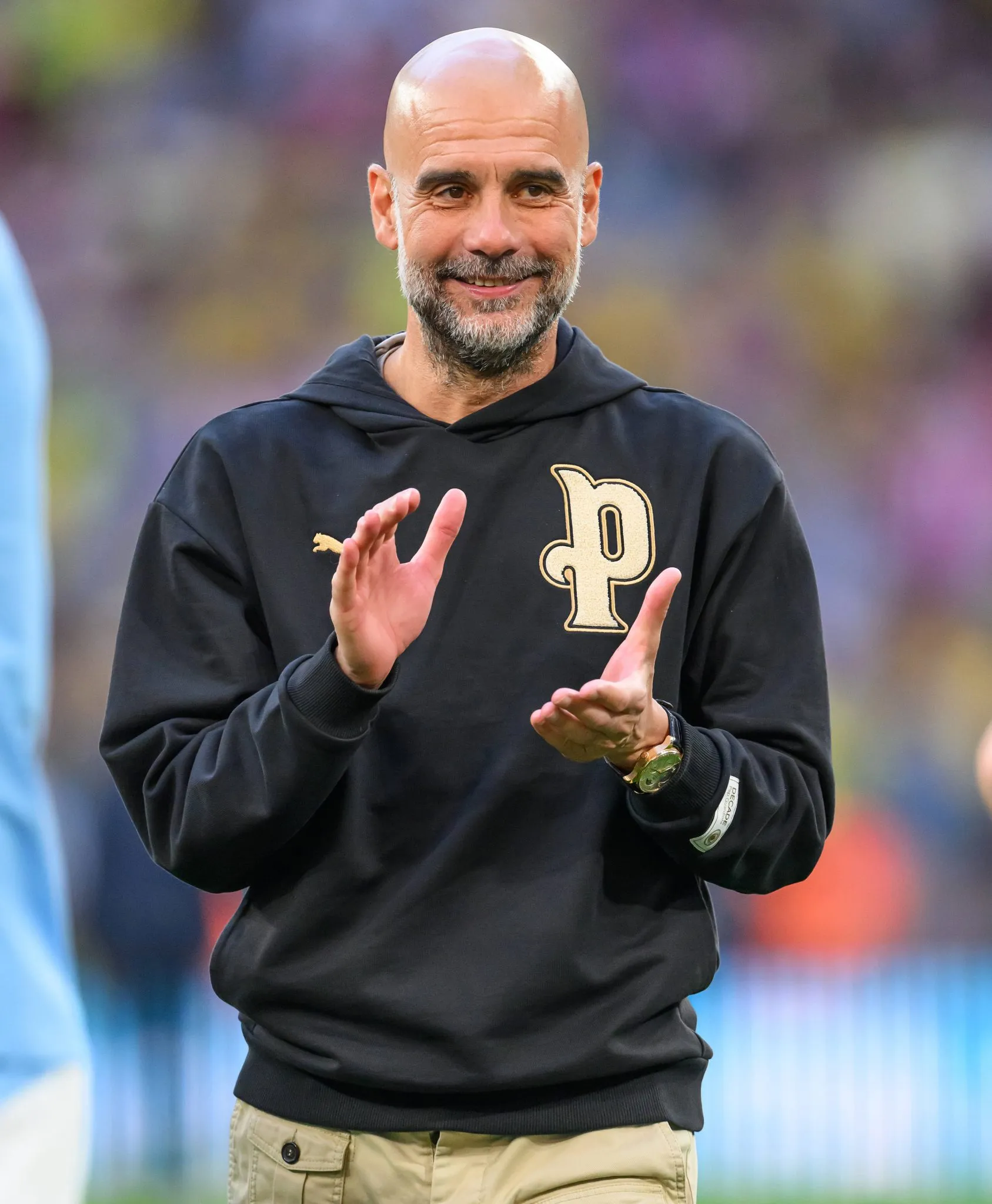 Pep Guardiola aplaude torcida do Manchester City