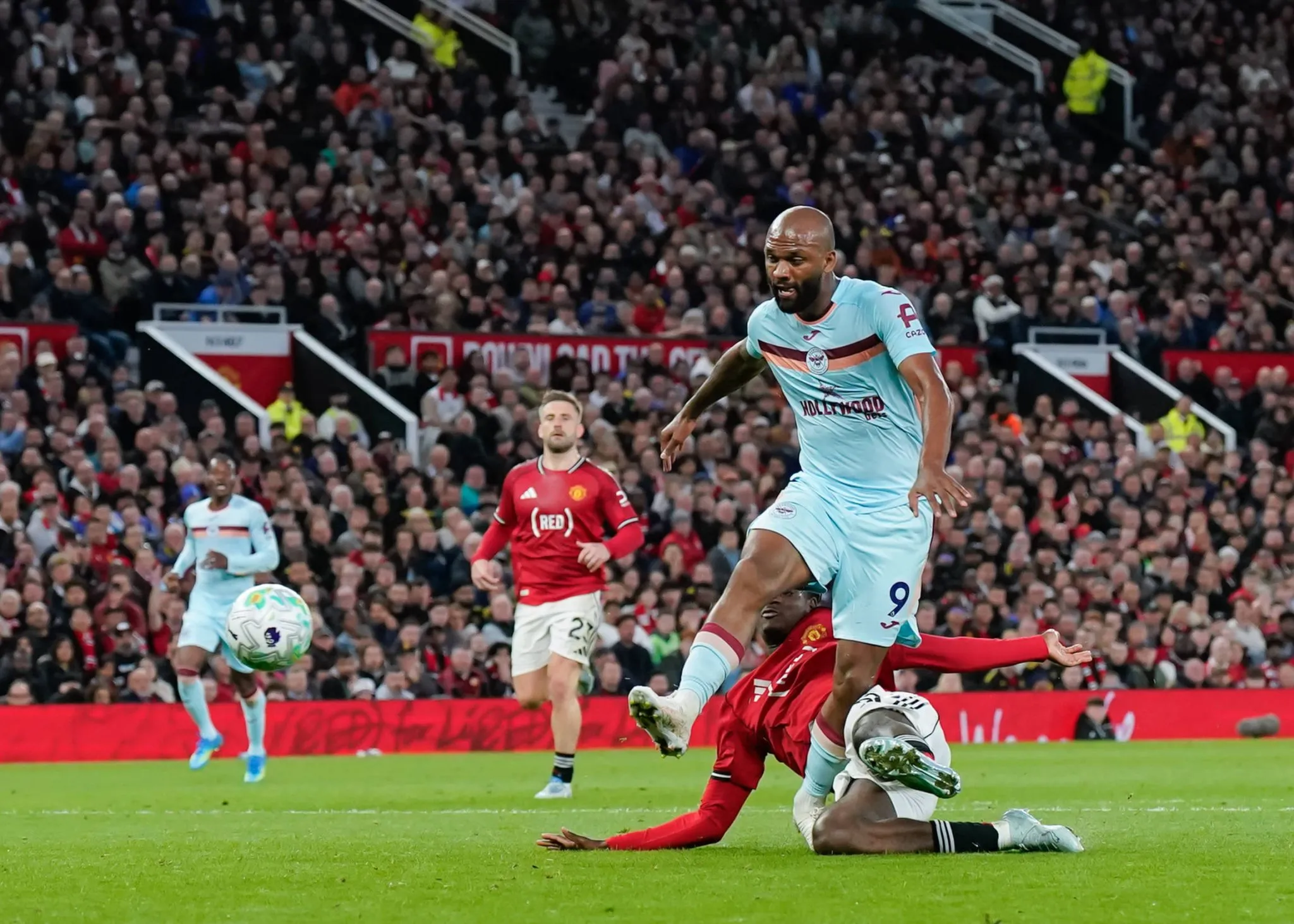 Igor Thiago passou em branco durante Manchester United x Brentford (Foto: Imago/Sportimage)