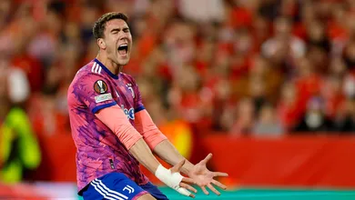 Guerra e gesto controverso: por que ultras do PSG amea&ccedil;aram Vlahovic?