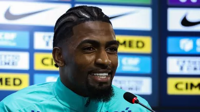 Alexsandro sofre com les&otilde;es e corre contra o tempo para chegar &agrave; Copa do Mundo