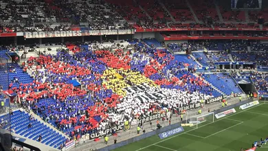 Ligue 1 muda hor&aacute;rio de jogo do Lyon para favorecer transmiss&atilde;o na China, e torcida responde com mosaico e faixa: &ldquo;Liberte o Tibete&rdquo;