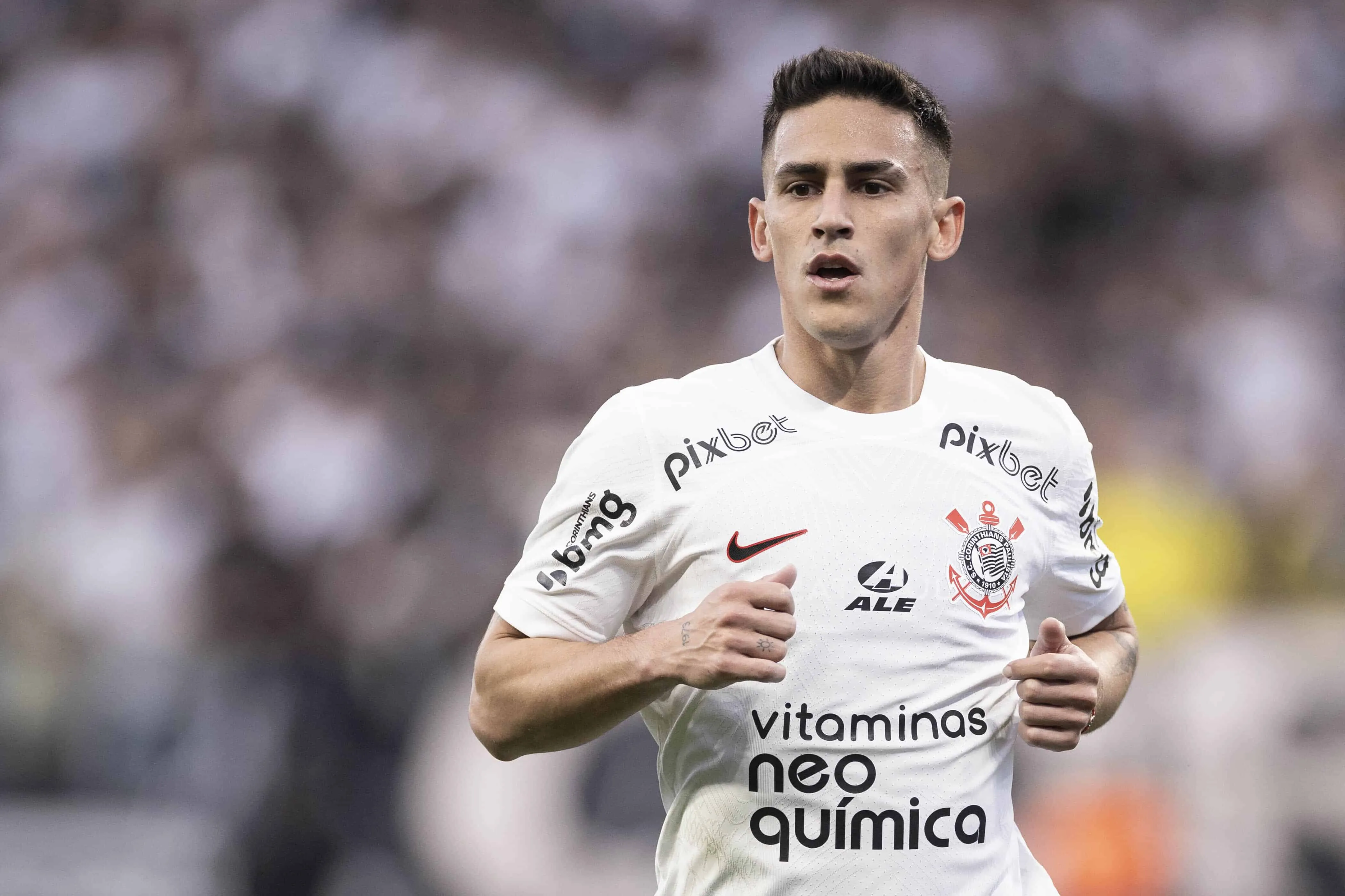 Rojas chegou para aliviar o meio-campo do Corinthians, mas ainda n&atilde;o encontrou regularidade