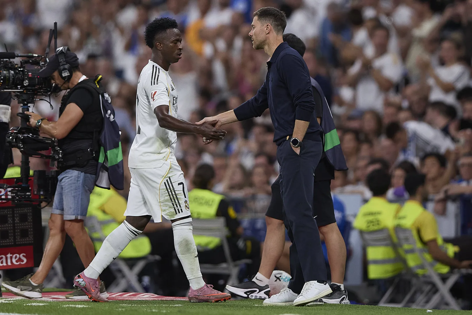 Vinicius Jr. e Xabi Alonso, do Real Madrid (Foto: Imago)