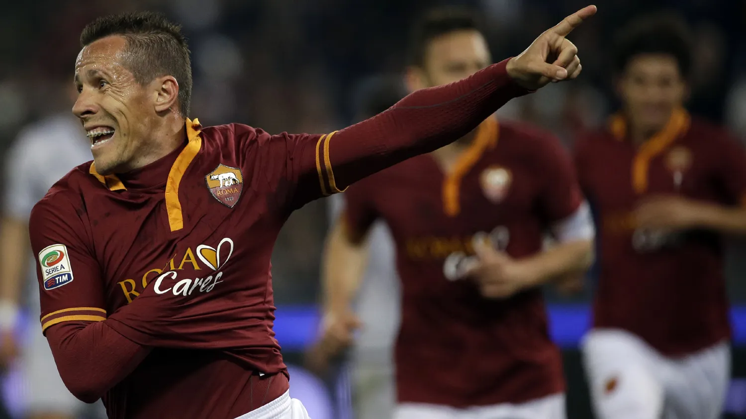 Taddei, craque e capit&atilde;o do time (Foto: AP)