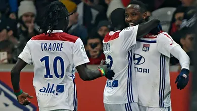 Lyon buscou o empate, com direito a um toque de calcanhar especial de Depay