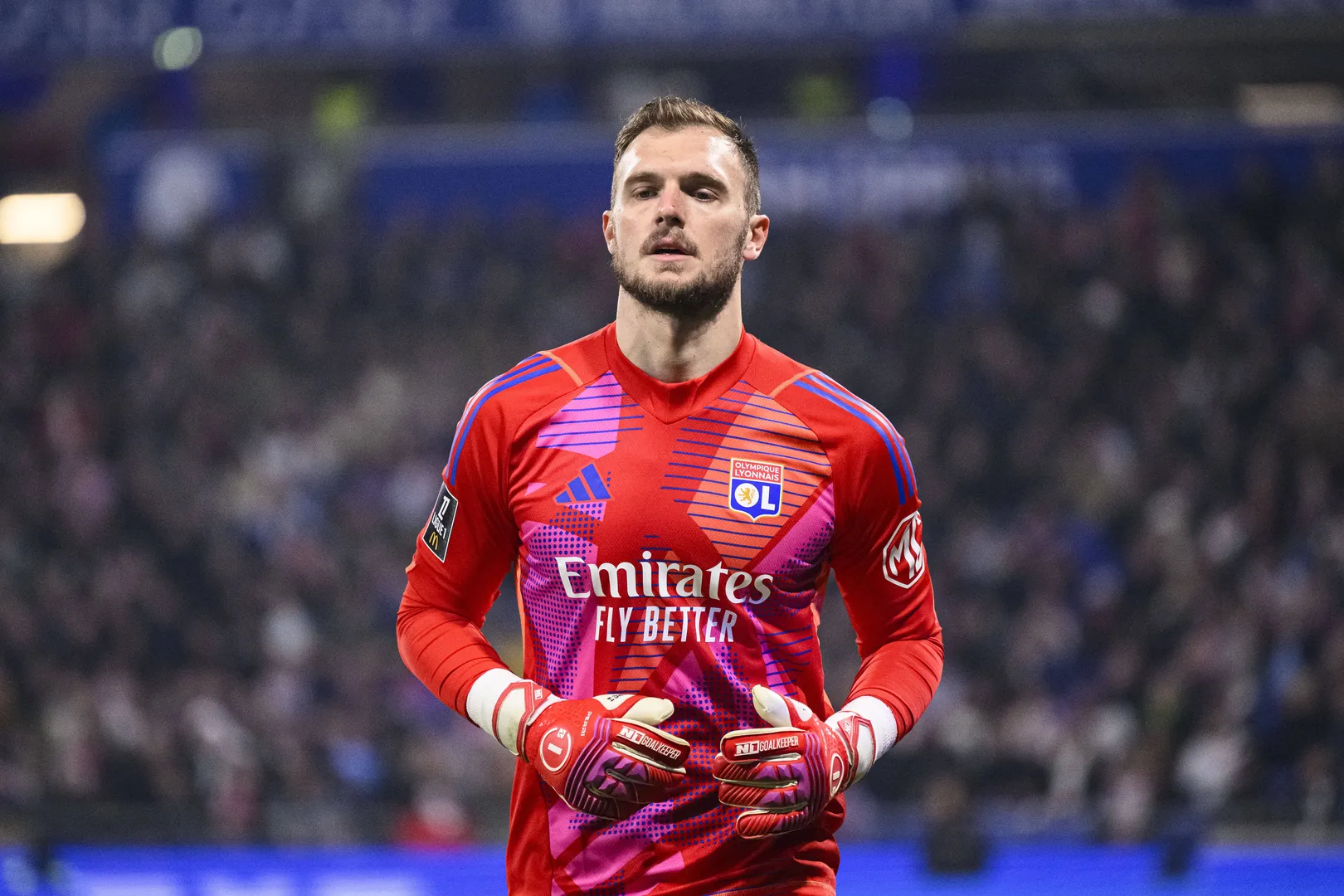 Lucas Perri em a&ccedil;&atilde;o pelo Lyon