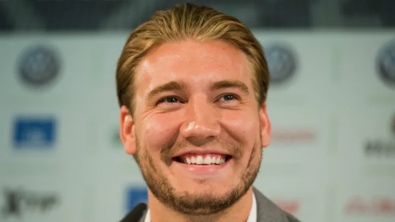 Agora &eacute; oficial: Bendtner virou um lorde, pelo menos de uma terra na Esc&oacute;cia