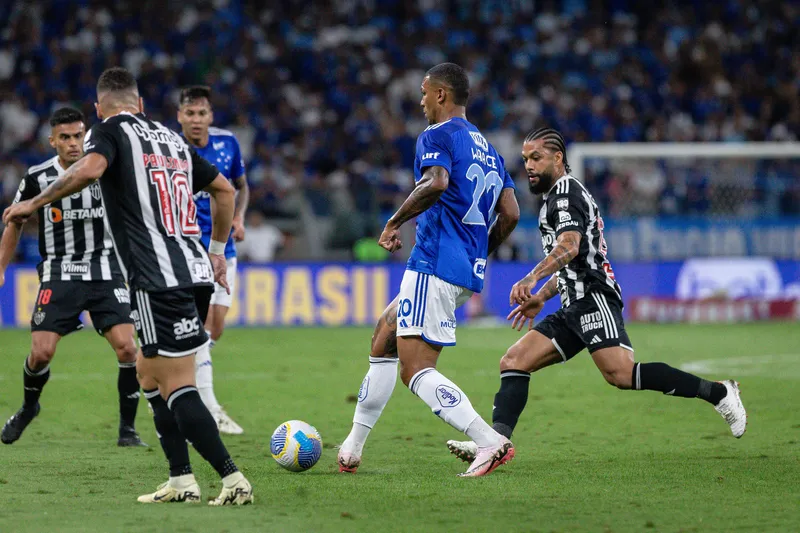 Walace em sua estreia como titular do Cruzeiro na partida contra o Atl&eacute;tico-MG