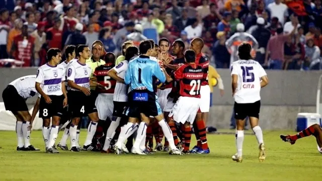 Rio de Janeiro; Brasil;Maracana;09/05/2007;Futebol; Taca Libertadores da America, jogo Flamengo x Defensor; Foto de Gilvan de Souza/ Lancepress; Digital;