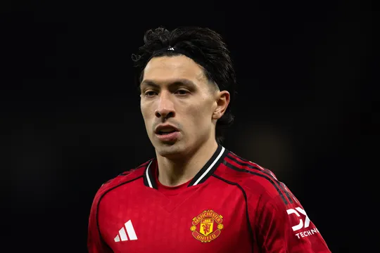 Lisandro Mart&iacute;nez detona diretoria do Manchester United ap&oacute;s derrota na Champions League