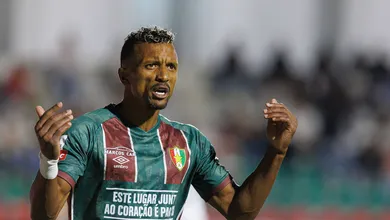 Nani &eacute; acusado de roubar camisa de torcedor que foi pedir aut&oacute;grafo; entenda pol&ecirc;mica