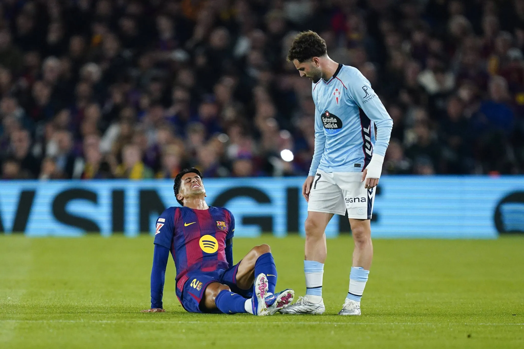 Jo&atilde;o Cancelo sente joelho em Barcelona x Celta