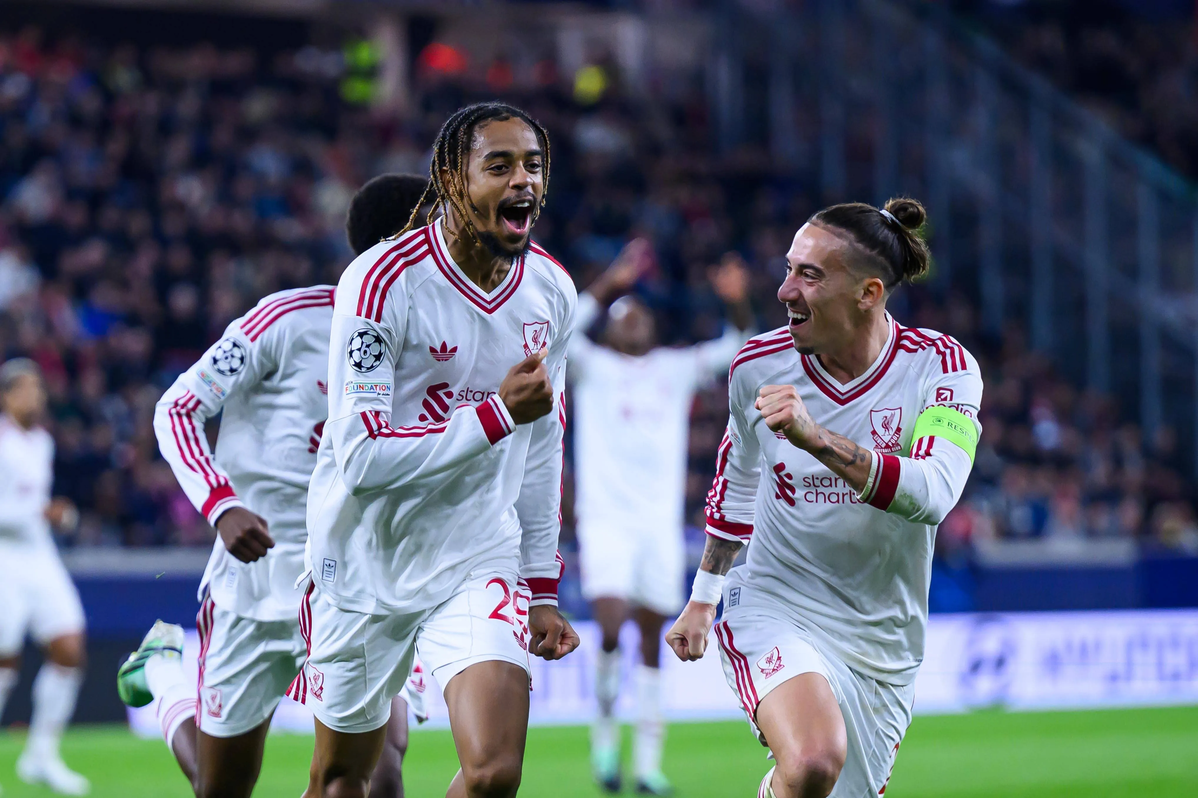 Barcola celebra gol pelo Liverpool