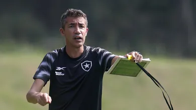 Botafogo: Bruno Lage tem problemas para resolver dentro e fora de campo