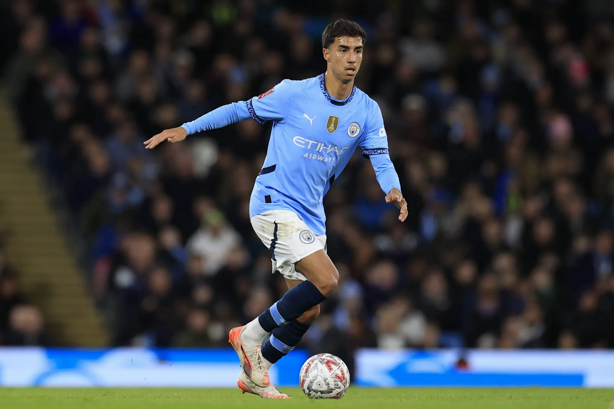 Vitor Reis com a camisa do Manchester City (Foto: Imago/Pro Sports Images)
