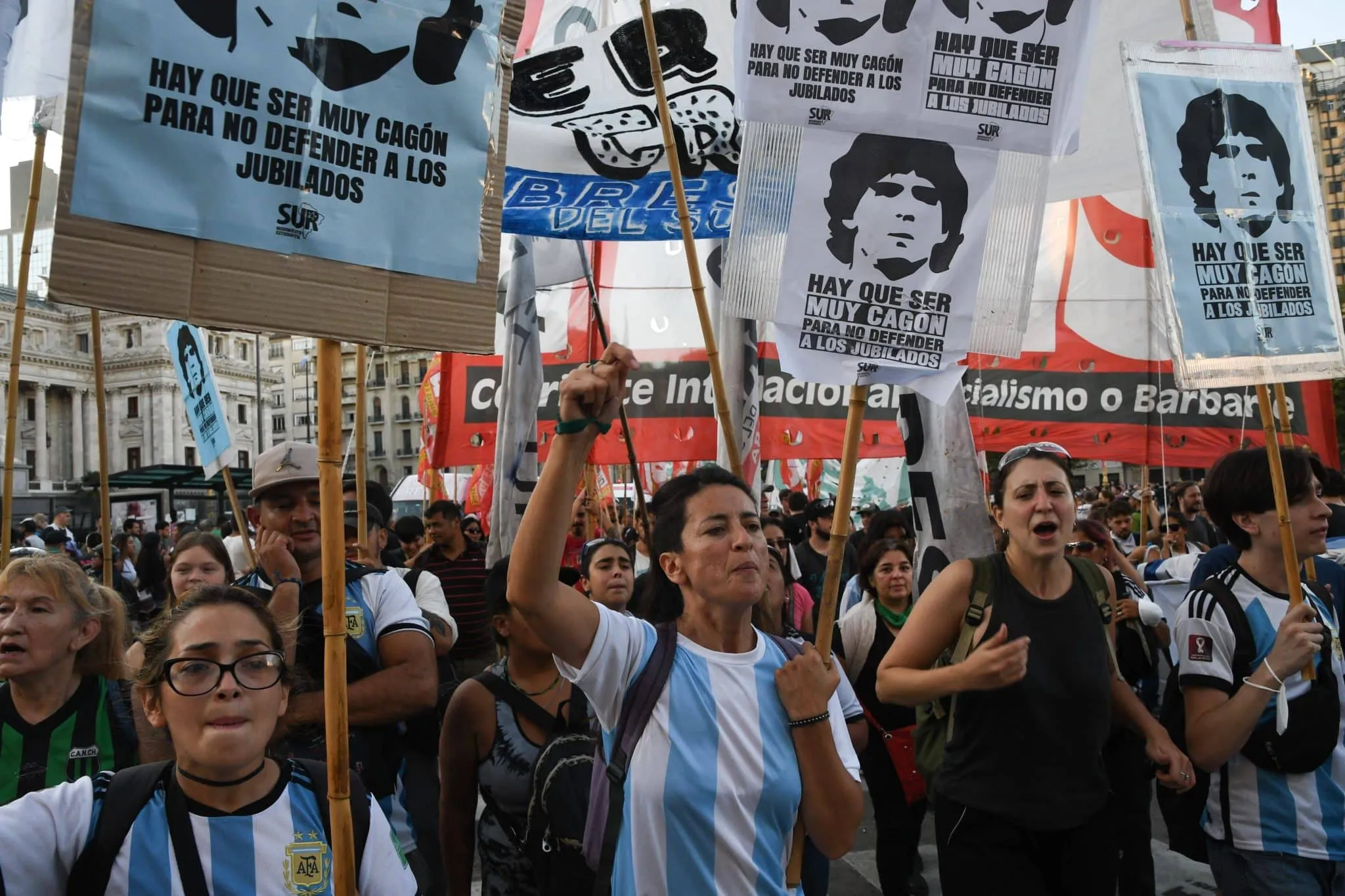 Por que Maradona virou grande s&iacute;mbolo&nbsp;de protestos contra o governo Milei na Argentina