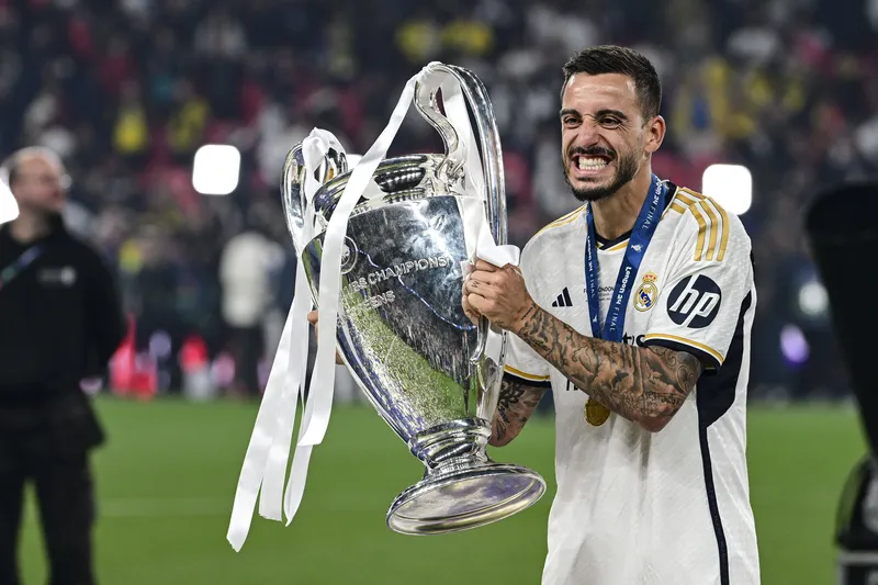 Joselu posa com a ta&ccedil;a da Champions League