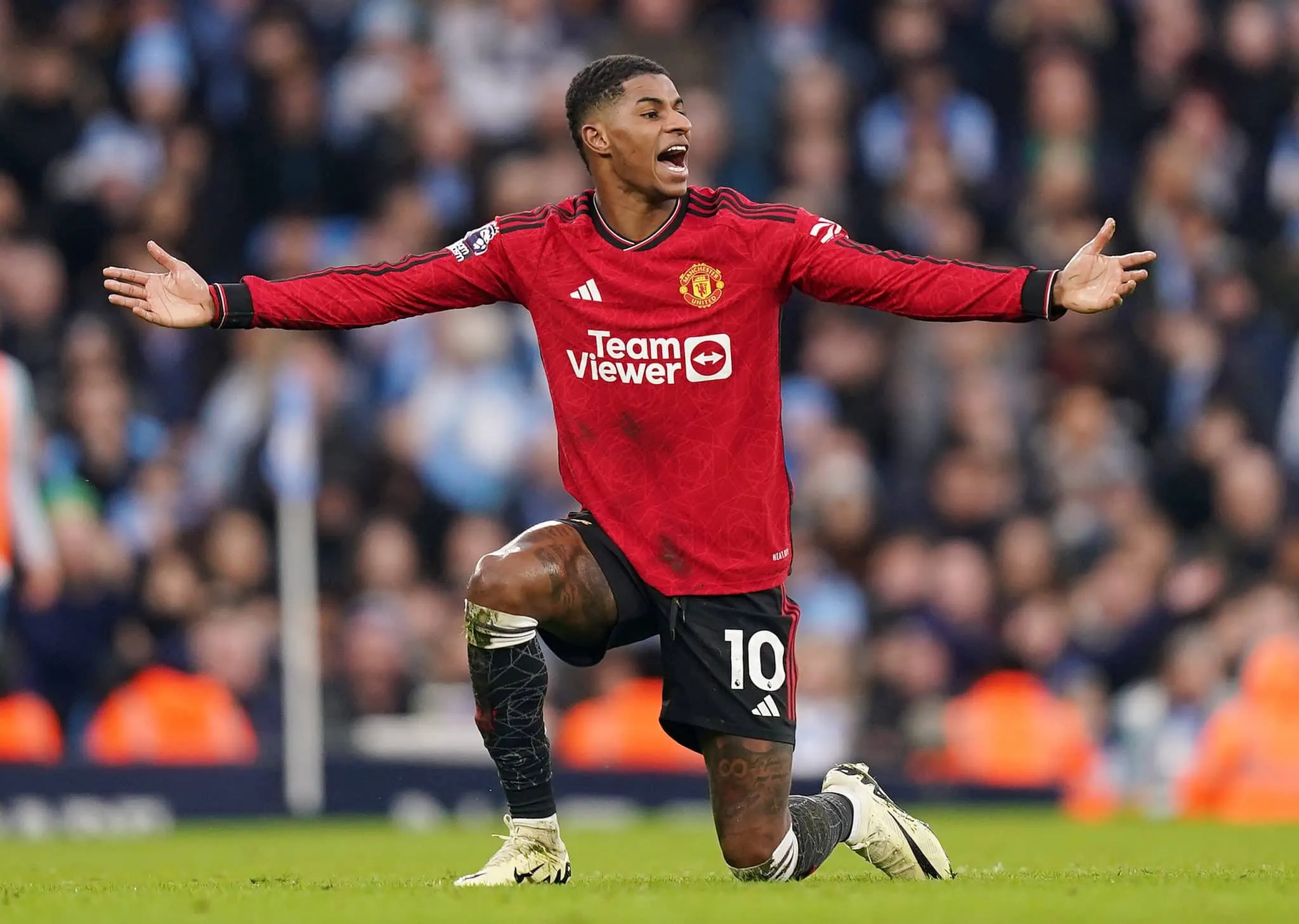 Manchester United tenta recobrar alguma esperan&ccedil;a diante de um aliviado (mas n&atilde;o muito) Everton
